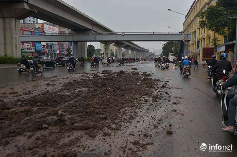 Bùn đất rơi kín mặt đường Nguyễn Trãi - ảnh 1