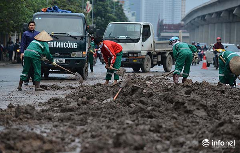 Bùn đất rơi kín mặt đường Nguyễn Trãi - ảnh 2