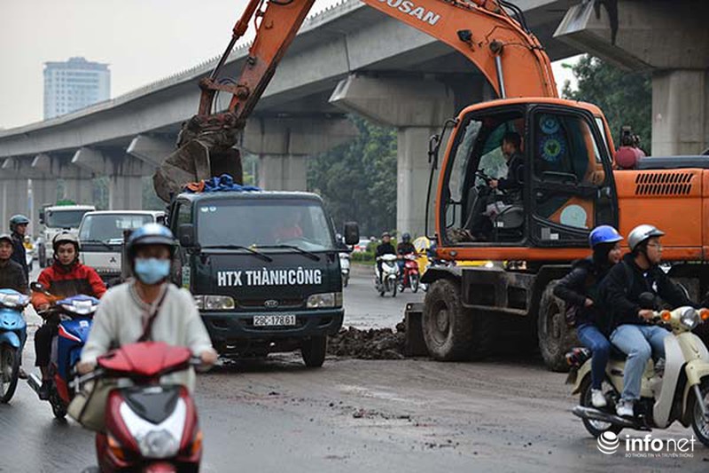 Bùn đất rơi kín mặt đường Nguyễn Trãi - ảnh 3
