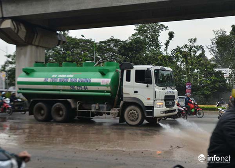 Bùn đất rơi kín mặt đường Nguyễn Trãi - ảnh 4