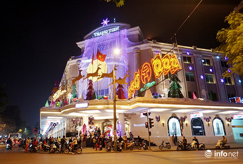 Đường phố Hà Nội rực rỡ không khí Giáng sinh - ảnh 1