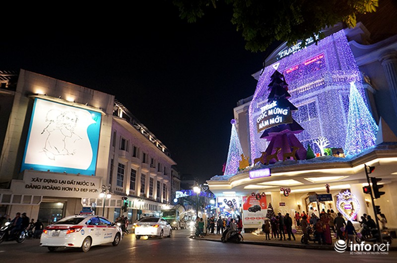 Đường phố Hà Nội rực rỡ không khí Giáng sinh - ảnh 2