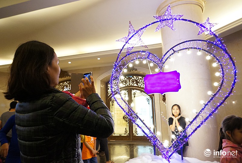 Đường phố Hà Nội rực rỡ không khí Giáng sinh - ảnh 3