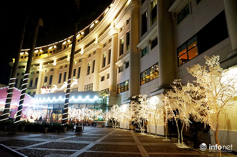 Đường phố Hà Nội rực rỡ không khí Giáng sinh - ảnh 5