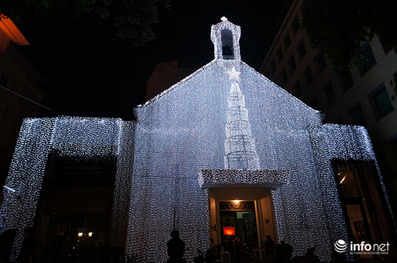 Đường phố Hà Nội rực rỡ không khí Giáng sinh - ảnh 6