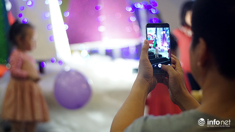 Đường phố Hà Nội rực rỡ không khí Giáng sinh - ảnh 10