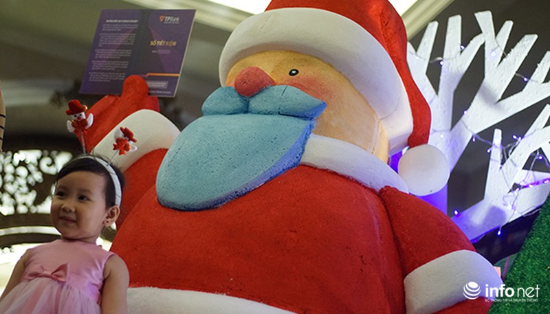 Đường phố Hà Nội rực rỡ không khí Giáng sinh - ảnh 8