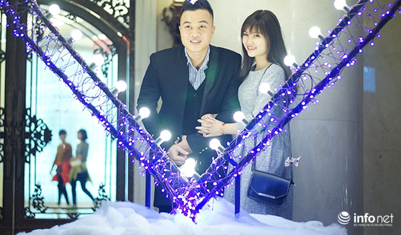 Đường phố Hà Nội rực rỡ không khí Giáng sinh - ảnh 11