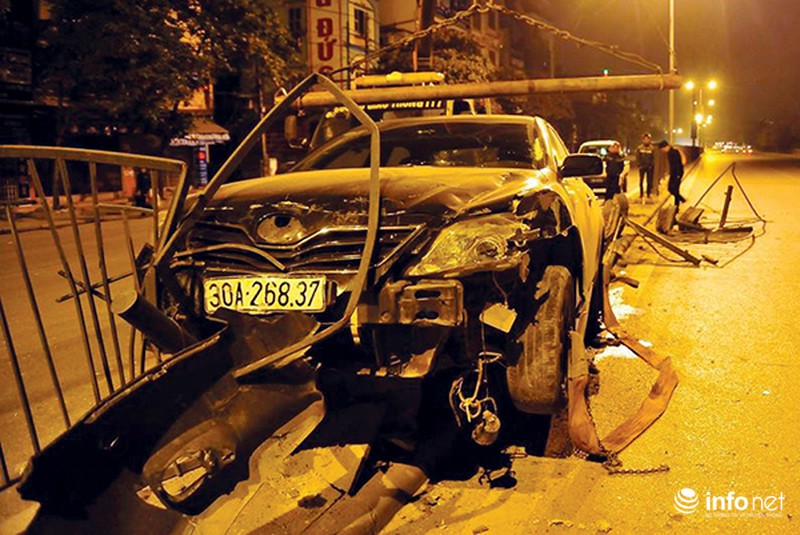 Xe Camry mất lái đâm nát dải phân cách cứng trong đêm - ảnh 5