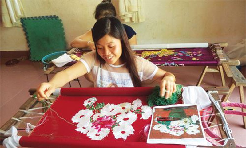 Thêu ren Nguyên Bì: Giữ gìn nghề truyền thống để phát triển nông thôn mới - ảnh 1