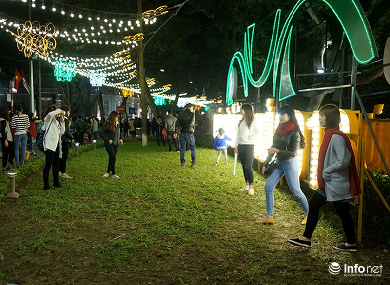 Hà Nội: Người dân dẫm lên thảm cỏ, vườn hoa chụp ảnh đêm giao thừa - ảnh 6
