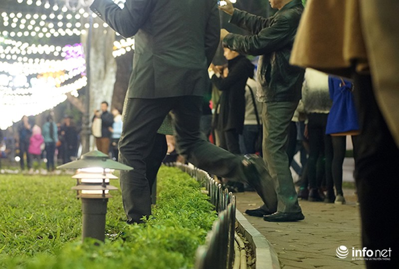 Hà Nội: Người dân dẫm lên thảm cỏ, vườn hoa chụp ảnh đêm giao thừa - ảnh 3