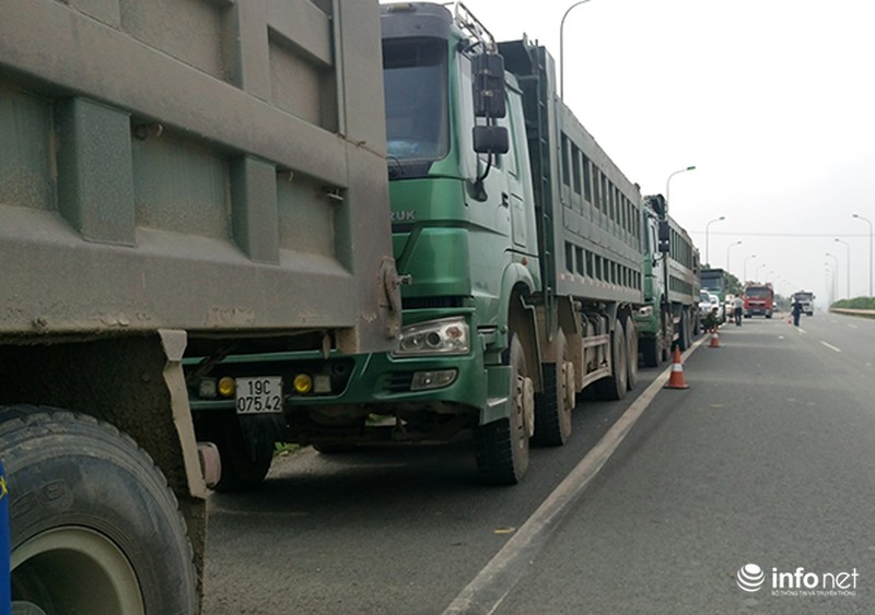 Tạm giữ đoàn xe