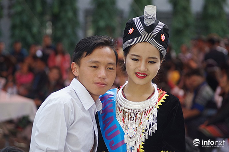 Những cô gái Mông đẹp như hoa