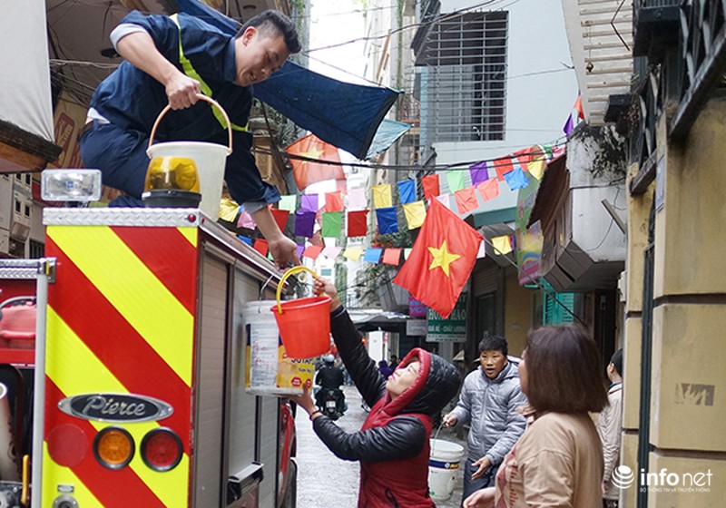 Hà Nội: Dập tắt lửa ngôi nhà trong ngõ sâu, cứu một người đang mắc kẹt - ảnh 10