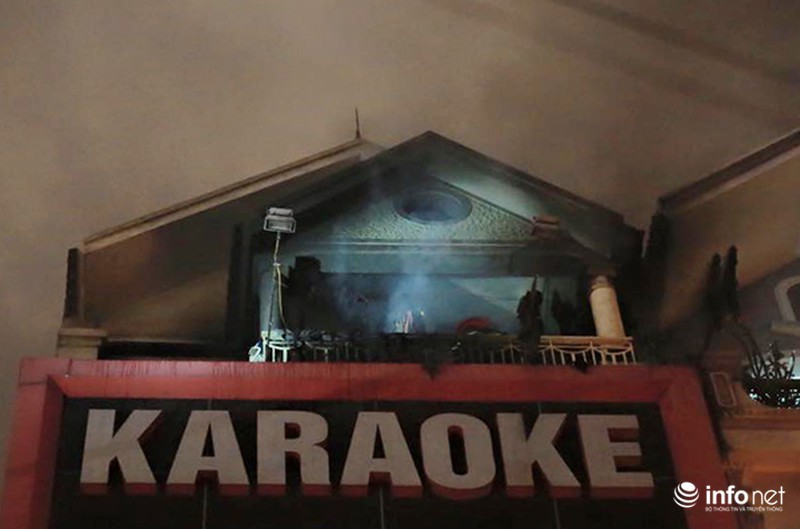 Cháy quán karaoke, người dân hiếu kỳ quây kín hiện trường - ảnh 5