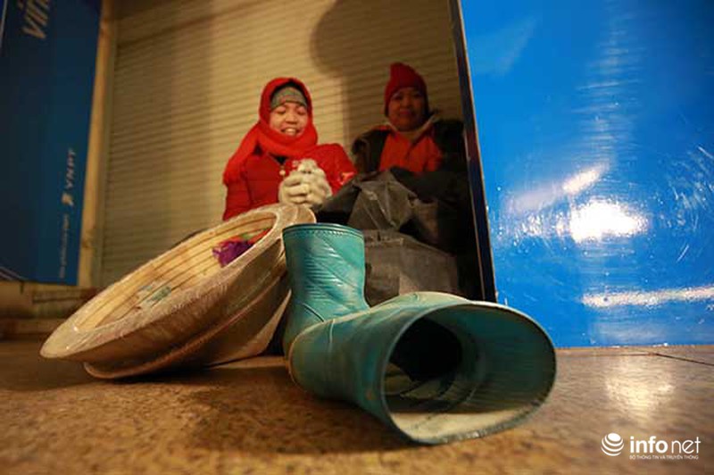 Những người phụ nữ đắm mình lao động trong giá rét - ảnh 8
