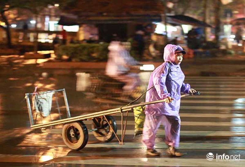 Những người phụ nữ đắm mình lao động trong giá rét - ảnh 9