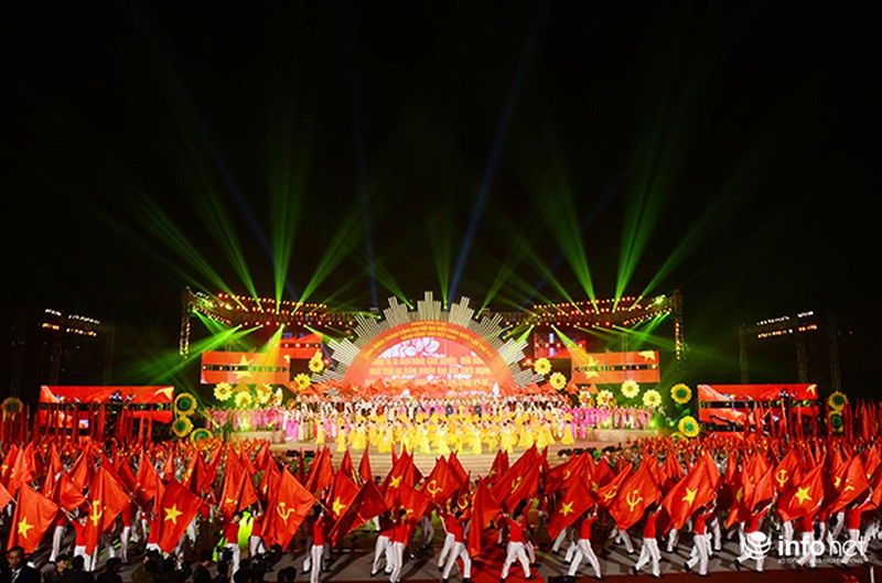 TBT Nguyễn Phú Trọng khai mạc dạ hội chào mừng thành công ĐH Đảng lần thứ XII - ảnh 1