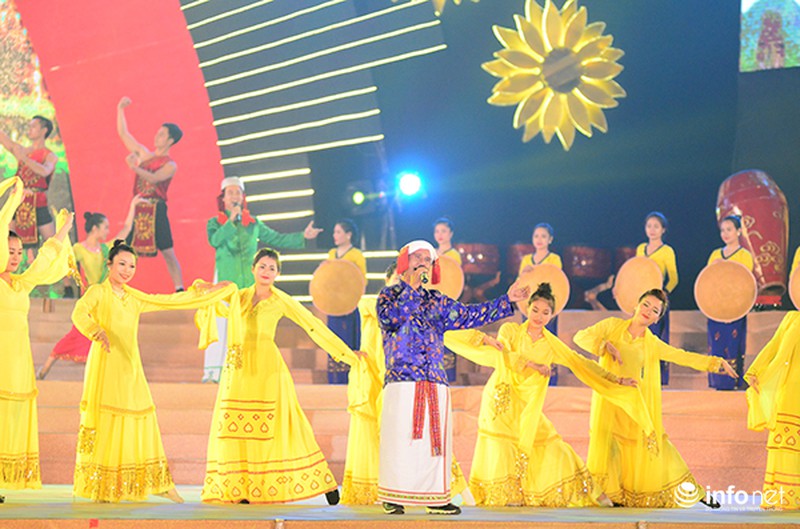 TBT Nguyễn Phú Trọng khai mạc dạ hội chào mừng thành công ĐH Đảng lần thứ XII - ảnh 6