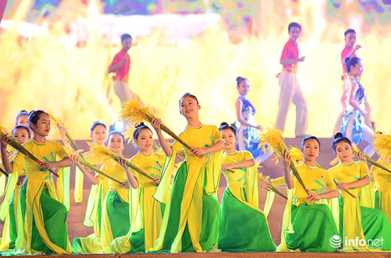 TBT Nguyễn Phú Trọng khai mạc dạ hội chào mừng thành công ĐH Đảng lần thứ XII - ảnh 8