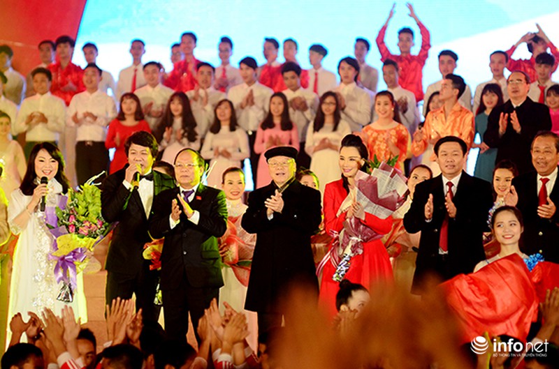 TBT Nguyễn Phú Trọng khai mạc dạ hội chào mừng thành công ĐH Đảng lần thứ XII - ảnh 11