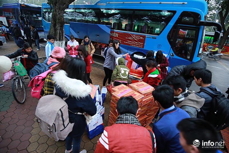 Hình ảnh 2.500 sinh viên đi xe miễn phí về quê ăn Tết - ảnh 8