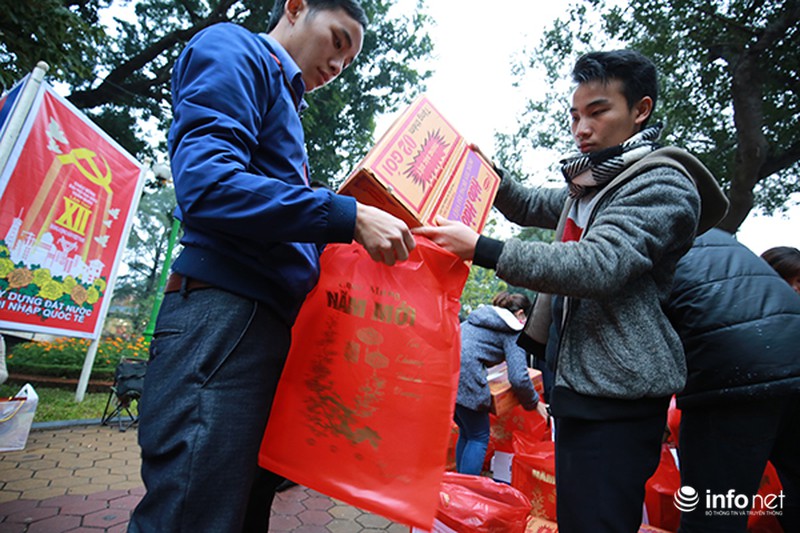 Hình ảnh 2.500 sinh viên đi xe miễn phí về quê ăn Tết - ảnh 9