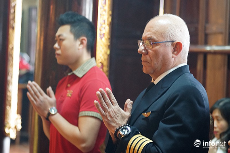 Cơ trưởng Vietjet phóng sinh chim, cá tiễn ông Táo về trời - ảnh 2