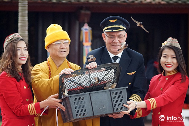Cơ trưởng Vietjet phóng sinh chim, cá tiễn ông Táo về trời - ảnh 4