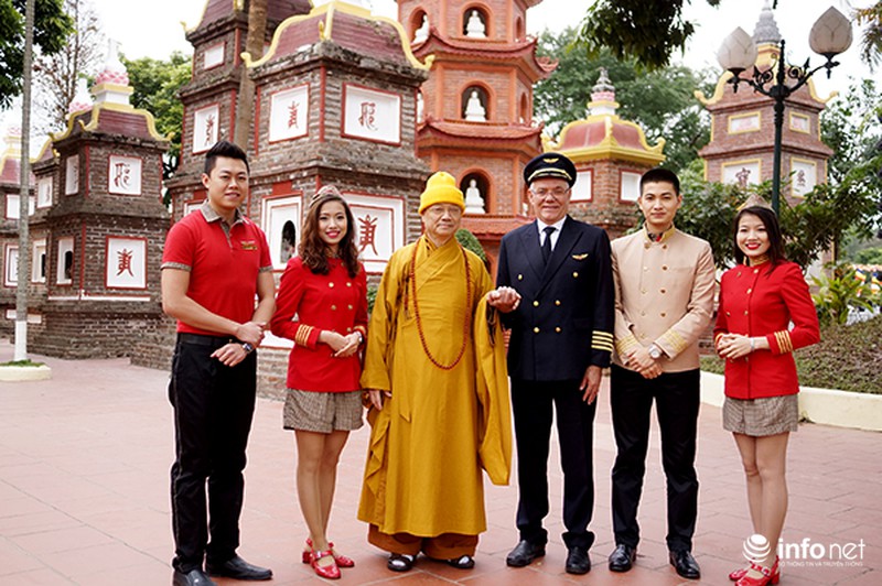 Cơ trưởng Vietjet phóng sinh chim, cá tiễn ông Táo về trời - ảnh 8