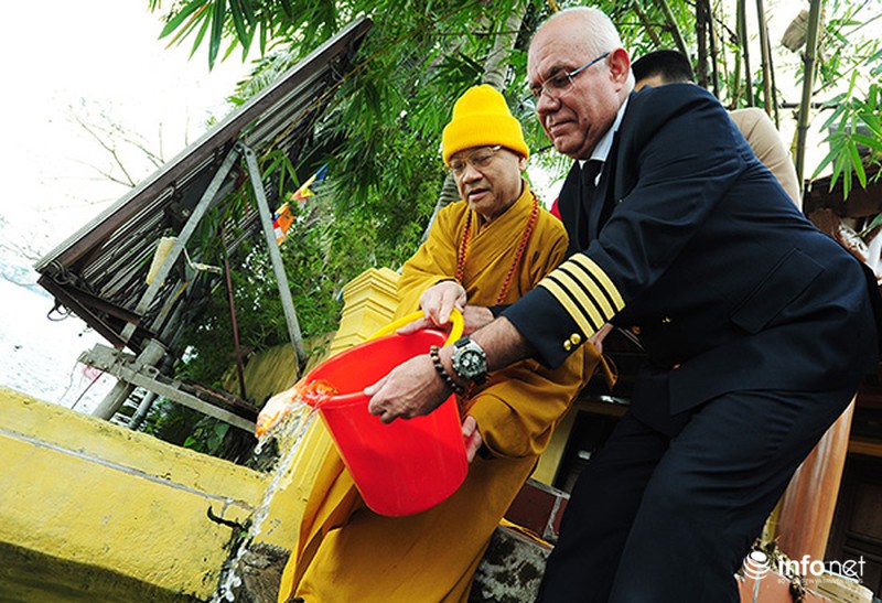 Cơ trưởng Vietjet phóng sinh chim, cá tiễn ông Táo về trời - ảnh 5