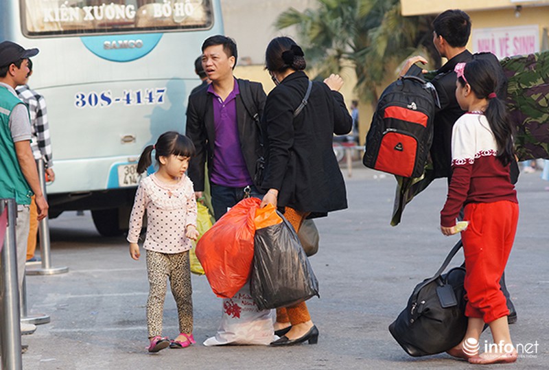 Những khuôn mặt mệt mỏi của trẻ em trở về Hà Nội sau nghỉ Tết - ảnh 1