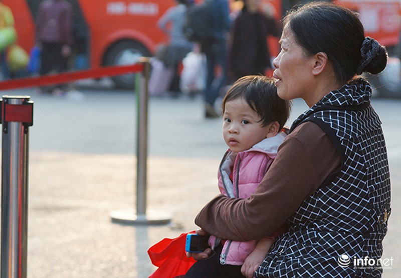 Những khuôn mặt mệt mỏi của trẻ em trở về Hà Nội sau nghỉ Tết - ảnh 2