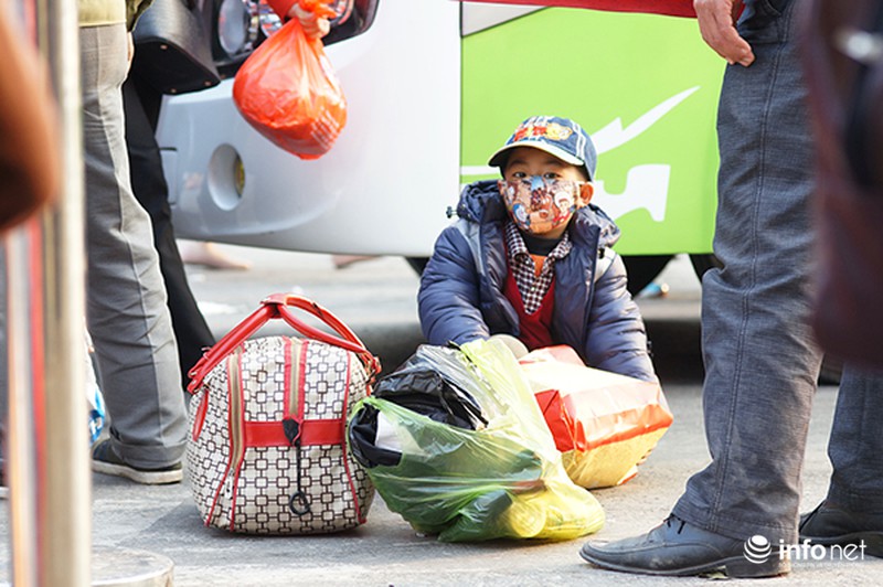 Những khuôn mặt mệt mỏi của trẻ em trở về Hà Nội sau nghỉ Tết - ảnh 3