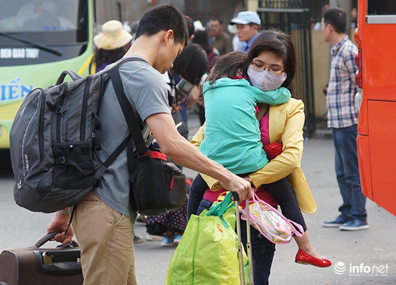 Những khuôn mặt mệt mỏi của trẻ em trở về Hà Nội sau nghỉ Tết - ảnh 4