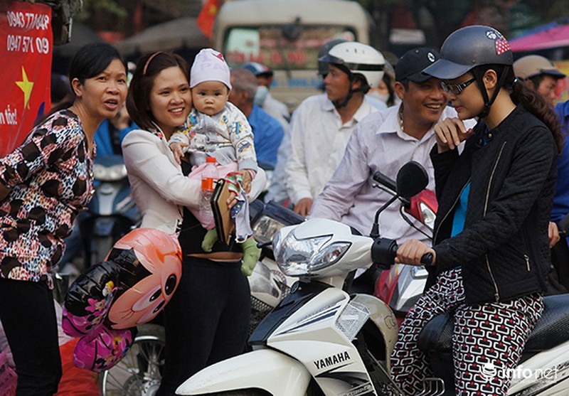 Những khuôn mặt mệt mỏi của trẻ em trở về Hà Nội sau nghỉ Tết - ảnh 6