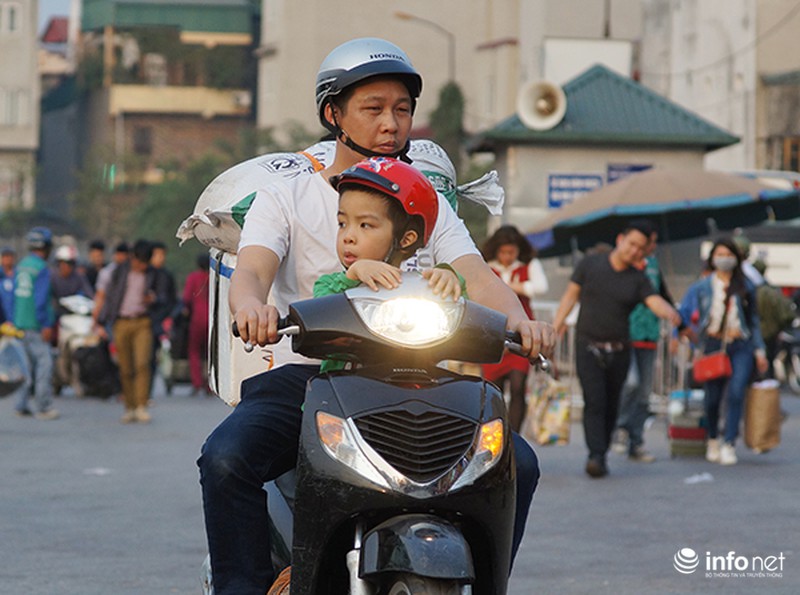 Những khuôn mặt mệt mỏi của trẻ em trở về Hà Nội sau nghỉ Tết - ảnh 9