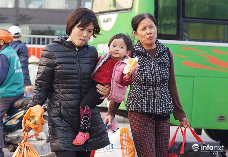 Những khuôn mặt mệt mỏi của trẻ em trở về Hà Nội sau nghỉ Tết - ảnh 7