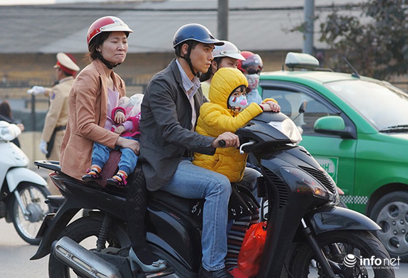 Những khuôn mặt mệt mỏi của trẻ em trở về Hà Nội sau nghỉ Tết - ảnh 10