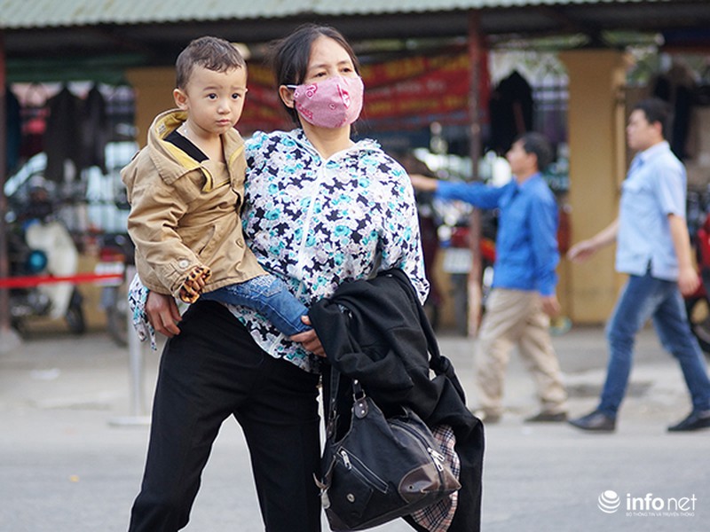 Những khuôn mặt mệt mỏi của trẻ em trở về Hà Nội sau nghỉ Tết - ảnh 11