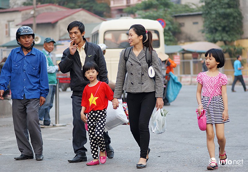 Những khuôn mặt mệt mỏi của trẻ em trở về Hà Nội sau nghỉ Tết - ảnh 12