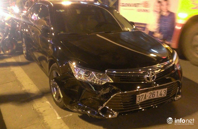 Xế hộp Camry vượt đèn đỏ gây tai nạn liên hoàn tại ngã tư - ảnh 2