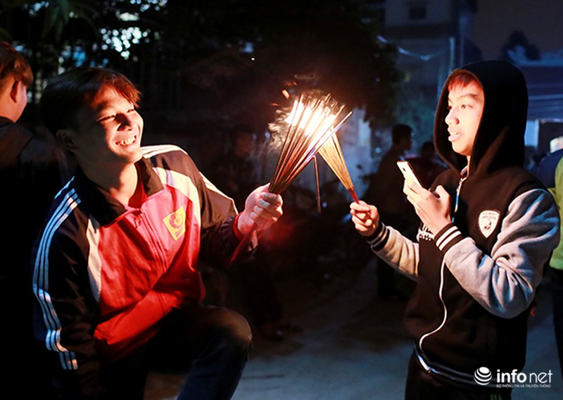 Hà Nội: Lạ lùng nơi cả làng đi xin lửa đầu năm - ảnh 6