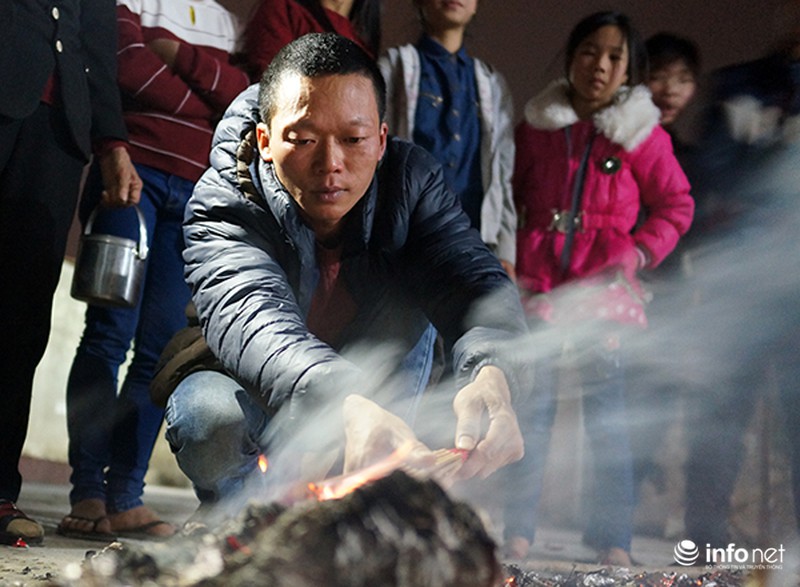 Hà Nội: Lạ lùng nơi cả làng đi xin lửa đầu năm - ảnh 11