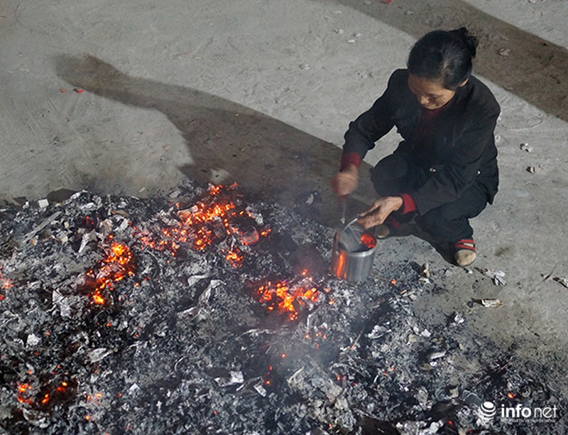 Hà Nội: Lạ lùng nơi cả làng đi xin lửa đầu năm - ảnh 12