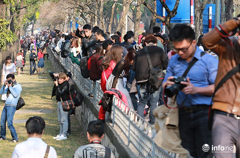Hàng trăm bạn trẻ