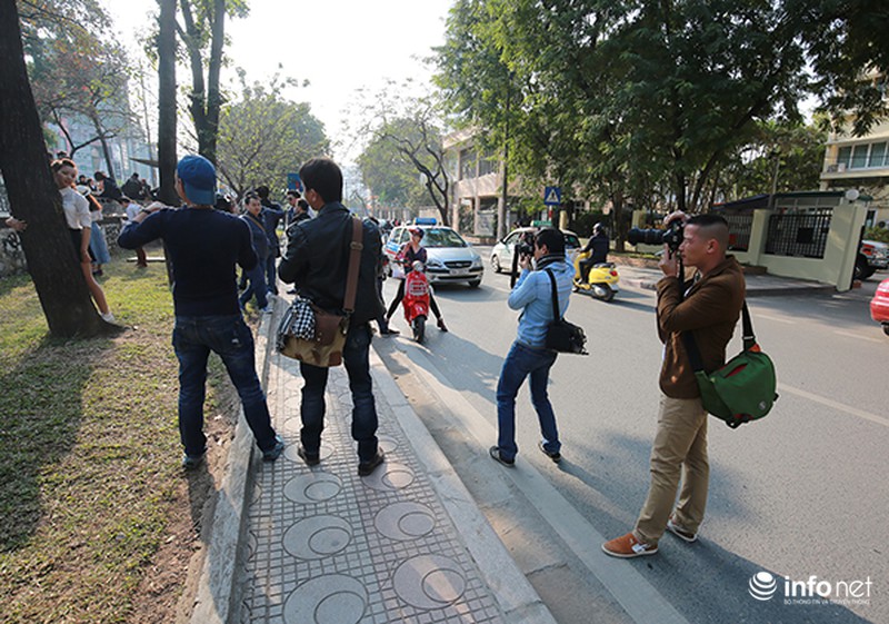 Hàng trăm bạn trẻ