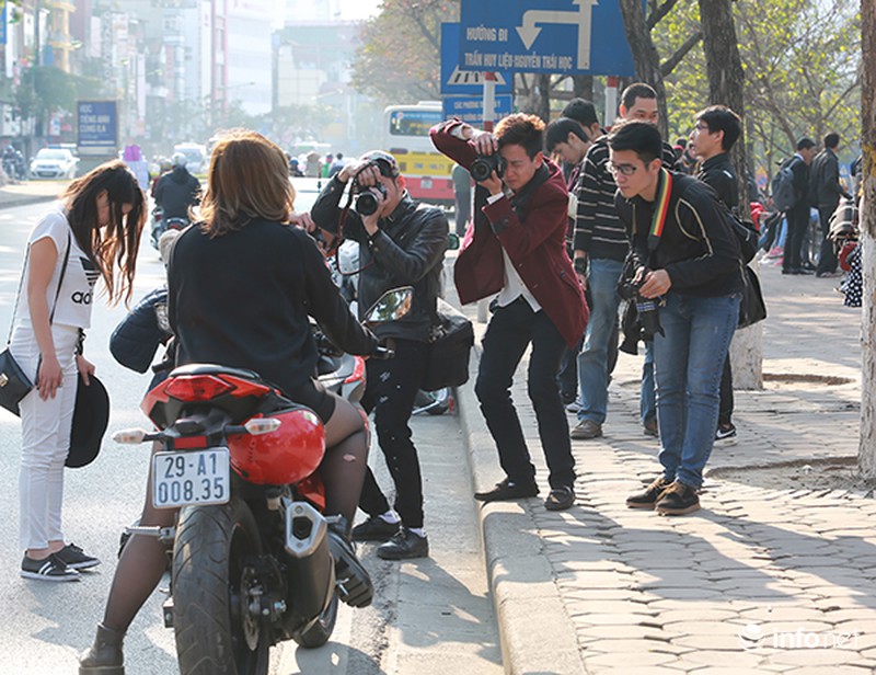 Hàng trăm bạn trẻ