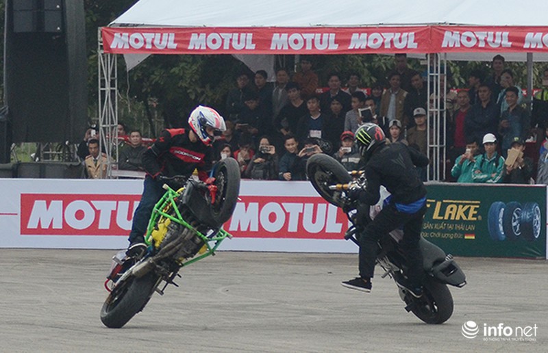 Màn trình diễn của 3 stunter khiến khán giả Hà Nội